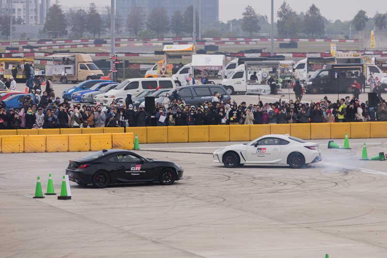 由知名車手蔡雨軒、戴曉祥和廖君豪駕駛GR86帶來的精采表演，引起觀眾圍觀歡呼。 圖／和泰汽車提供