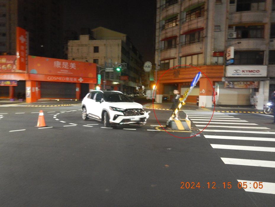 影／轉彎切西瓜成性！台中北區行人庇護島 2個月發生16件自撞