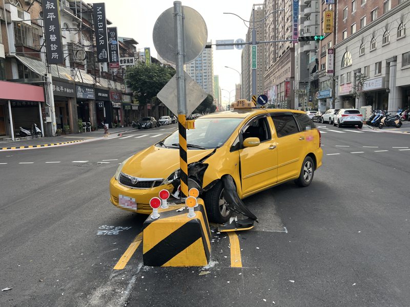 台中市北區進化北路設置行人庇護島設施，今天清晨發生2起車輛自撞庇護島事故，今年以來已16起。圖／第二警分局提供