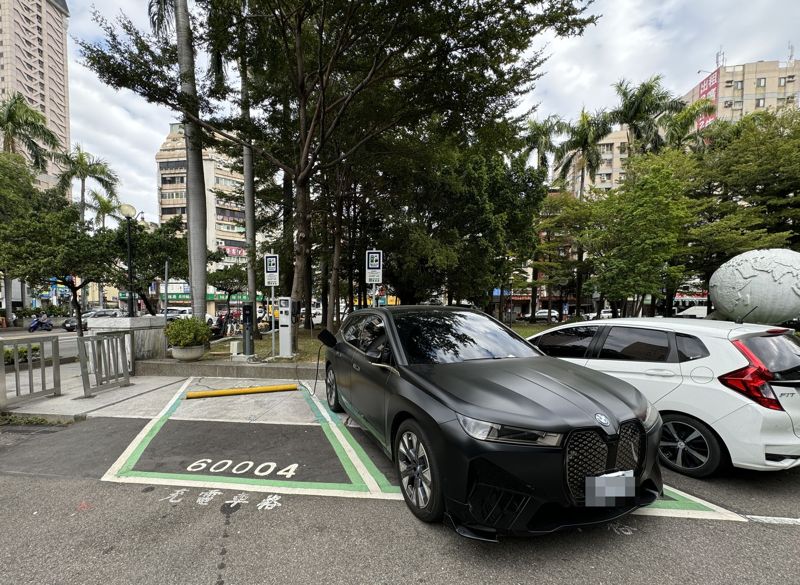 交通部表示，電動車普及一定程度將隨車徵收，依馬力換算合理費用，預估最快2030年開徵，但還要看電動車數量是否達標，但強調就算馬力再大，汽燃費最高就是1萬5720元。電動小客車示意圖。圖／台中市府提供