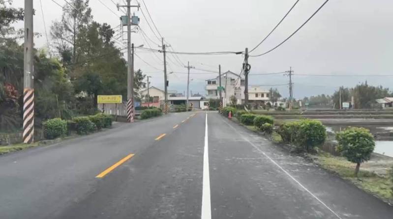 冬山鄉柯林路非常奇怪的道路標線，白線與黃線之間的車道只有1.54公尺。