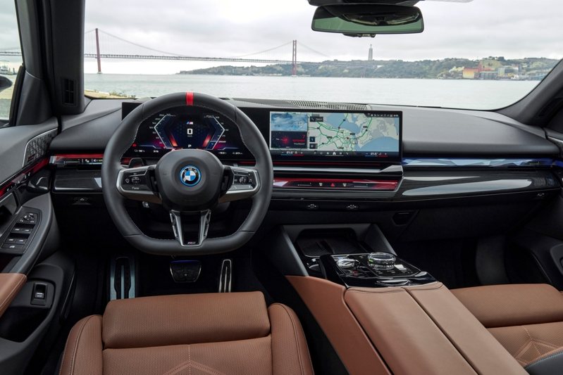 全新世代BMW 5系列從旗艦出發，藉由俐落手法刻劃出專屬於中大型豪華房車的飽滿大器絕佳比例，而5系列的座艙空間更是以以跳脫框架的思維賦予更多能量，將層峰思維重新解構。 圖／汎德提供