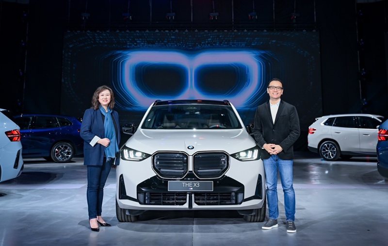 BMW X3全新登場，總代理汎德公司總經理李昀潔(左)與BMW Group 台港澳執行董事Raymond Tan(右)。 圖／汎德提供