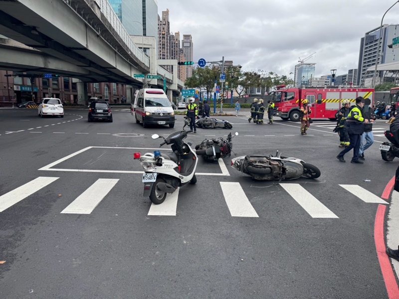 多輛機車被撞倒地。記者黃子騰／翻攝