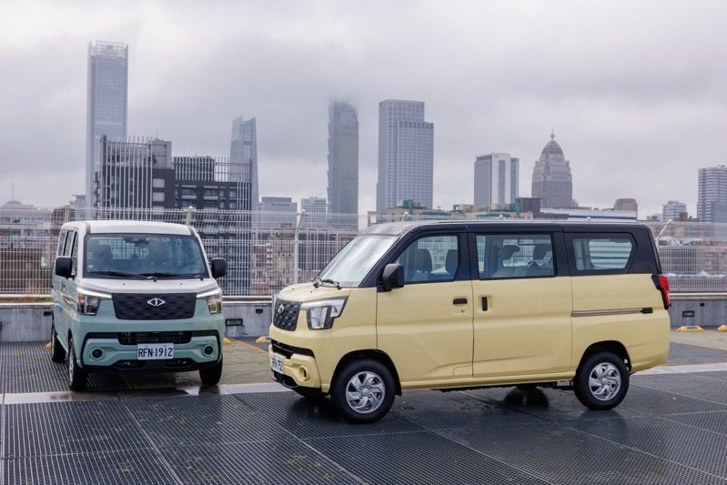 CMC中華汽車新世代J SPACE推出豐富色彩選擇，圖右為夜暮黑芎頂搭配奶油黃車色。 記者沈昱嘉／攝影