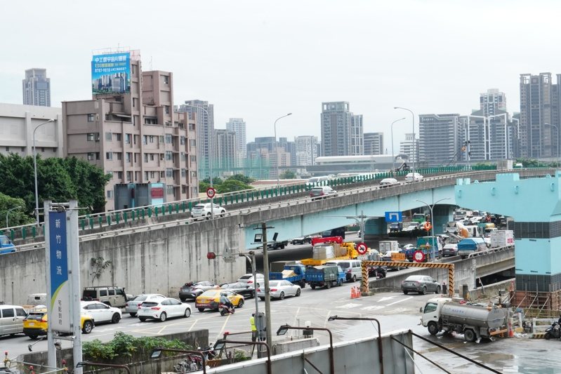 五股交流道周邊多股車流匯集、平面道路動線複雜，常回堵至國道主線及地區道路。記者劉懿萱／攝影