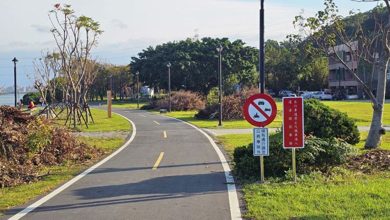 新北八里區米倉公園自行車道（往五股方向）。圖／新北市高灘處提供