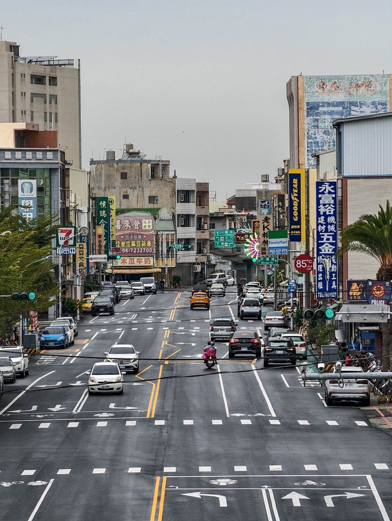 台南市學甲區台19線華宗路標線劃設引發民怨，不僅路面標線很複雜，一小段路要「彎來彎去」，開車民眾幾乎都要崩潰，公路局新營工務段允2周內提改善方案。圖／學甲區公所提供—取自學甲之美粉專劉自強拍攝