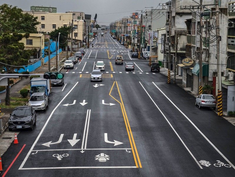 台南市學甲區台19線華宗路標線劃設引發民怨，不僅路面標線很複雜，一小段路要「彎來彎去」，開車民眾幾乎都要崩潰，公路局新營工務段允2周內提改善方案。圖／學甲區公所提供—取自學甲之美粉專劉自強拍攝