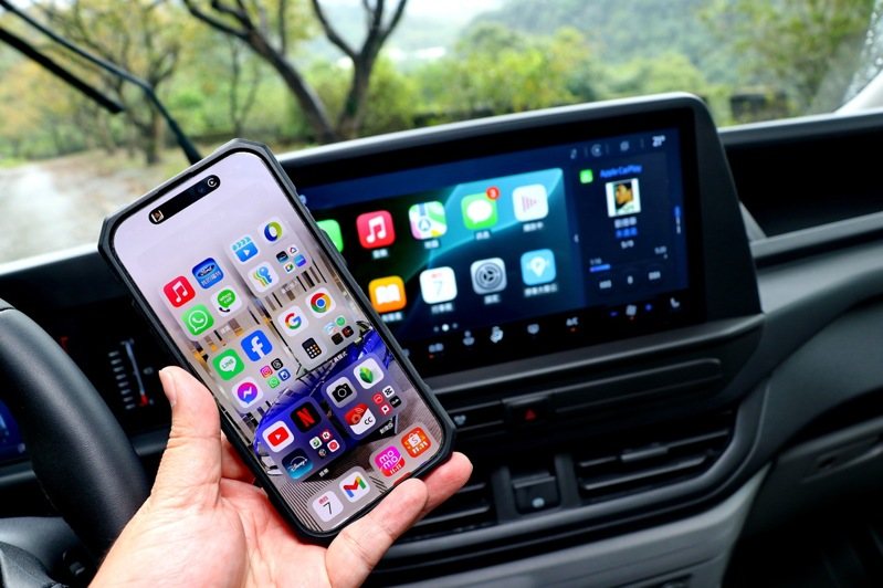 無線Apple CarPlay及Android Auto智慧手機連結功能。 記者陳威任／攝影