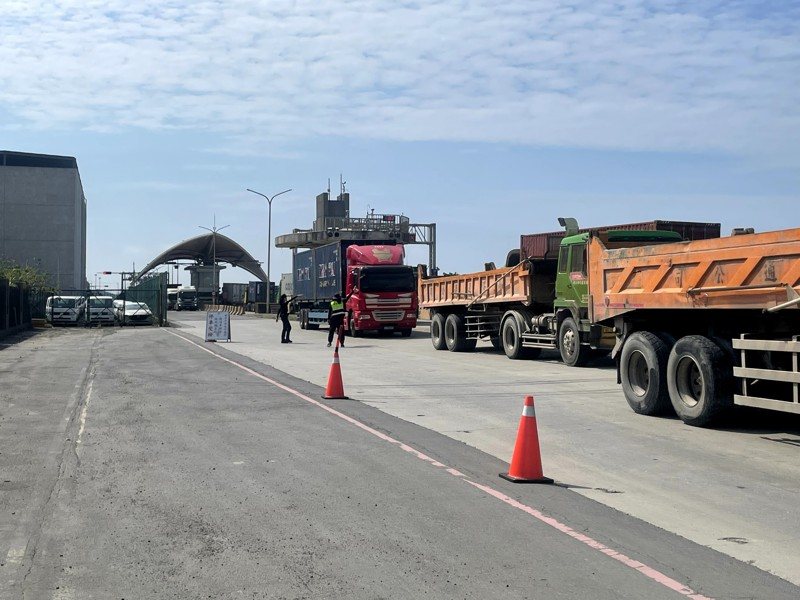 西濱海岸空氣品質維護區柴油車攔檢。圖／新北環保局提供