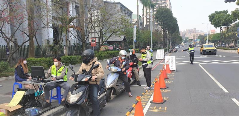 空維區機車攔檢示意圖。圖／新北環保局提供