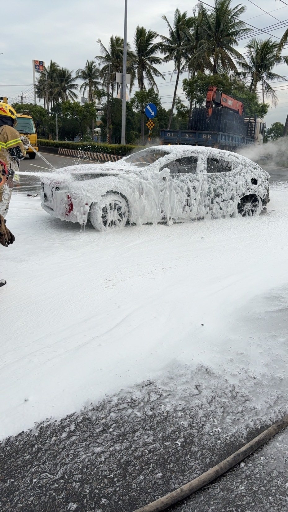 台南新市區Mazda與機車擦撞後起火全面燃燒！駕駛逃出、騎士送醫