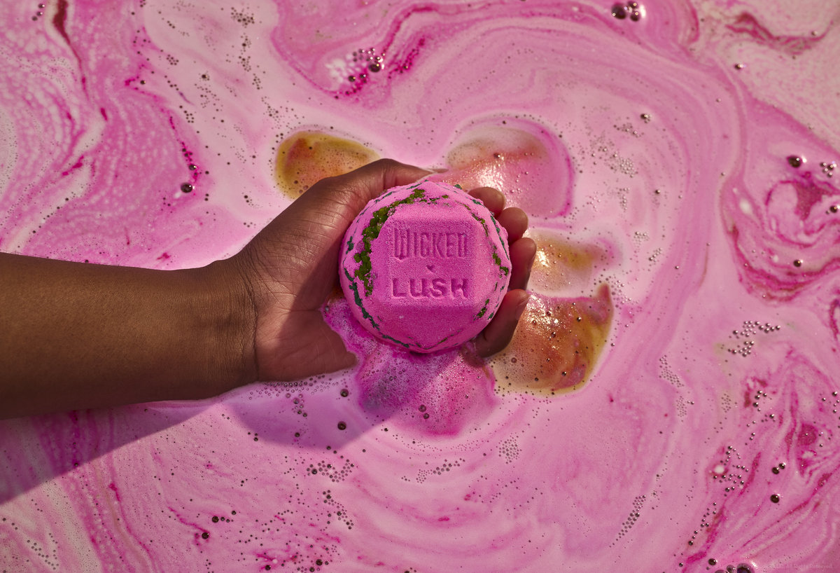 【LUSH】《魔法壞女巫 X LUSH》限定系列正式登場！ 粉紅與綠色的完美邂逅 締造奧茲國的魔法沐浴時光 /