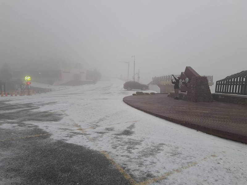 合歡山降冰霰遊客開心堆雪人 上山追雪須掛雪鏈