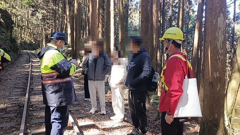 阿裏山林業鐵路及文化資產管理處13日會同警方，從二萬平車站循鐵路往嘉義方向執行取締行走軌道，當場發現5名遊客違規，依法開罰。（阿裏山林鐵及文資處提供）中央社記者蔡智明傳真  114年1月13日