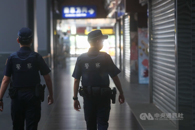 台北車站駐站員警巡邏。（中央社檔案照片）