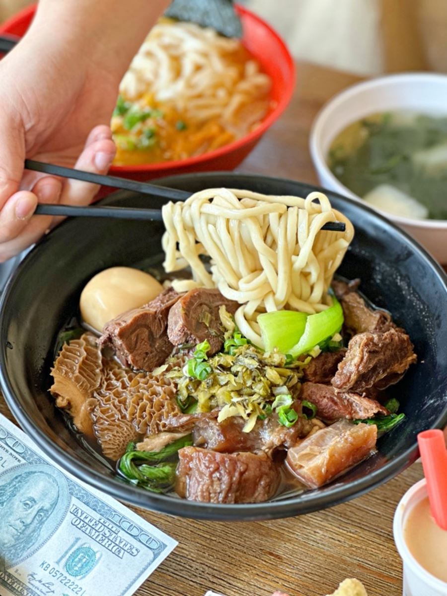 珍奶無限暢飲！學區「佛系牛肉麵」免費加湯、加麵吃到飽，港點、流沙包都有