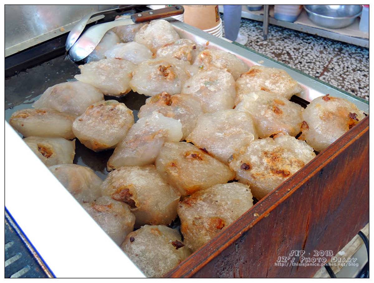 旗山老街「煎肉圓始祖」！豬油香煎外皮微焦恰恰，飽滿蔥肉餡沾特調醬超唰嘴