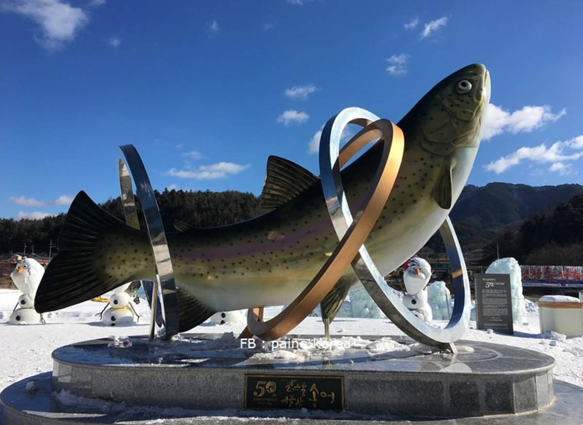 冬季限定！排排坐體驗「挖洞釣冰魚」，新鮮現場料理「火烤、生魚片」任選