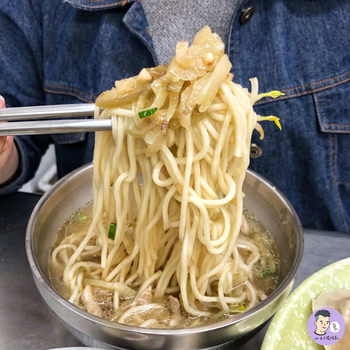 台南「巨無霸美食」麵館！煎餃、水餃每顆「拳頭大」，料理創意背後原因曝