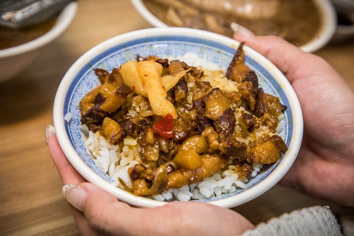 越冷生意越旺！台北50年「厚切麻油腰花」彈脆清甜，酒香麻油雞老饕最愛