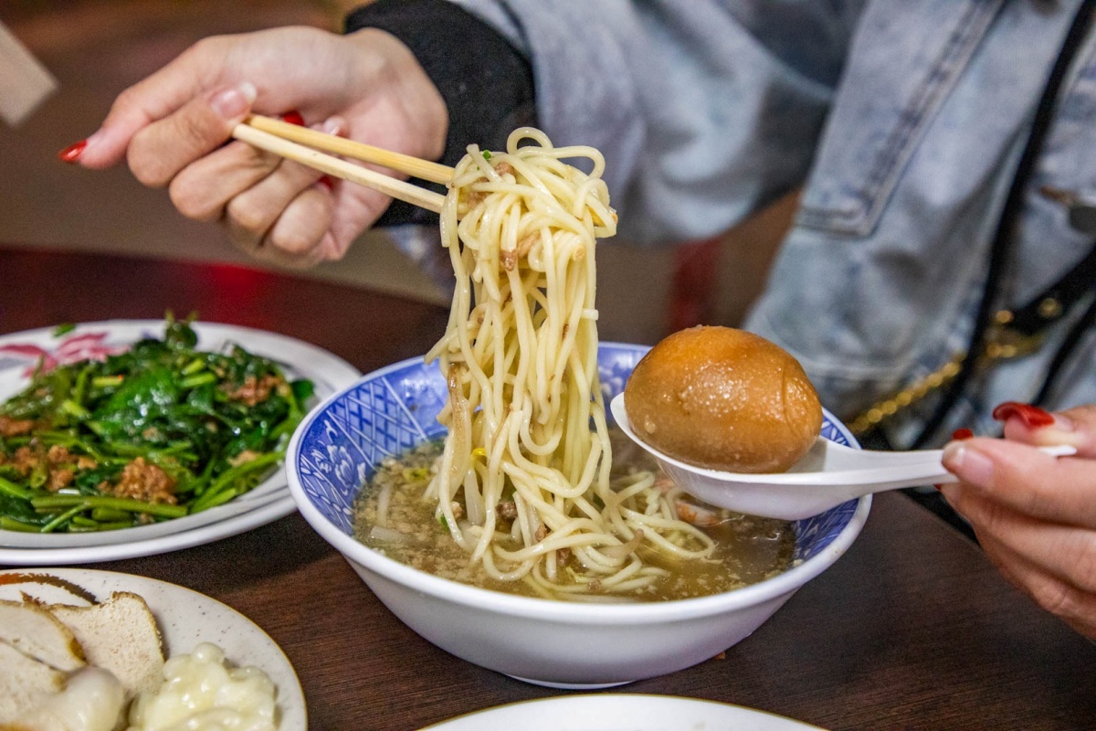 台南最強「擔仔麵」是這家！古早味肉燥湯頭鹹香鮮美，黃金烤魚卵50元爽吃