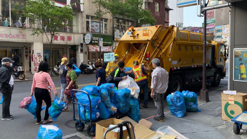 不要的衣服怎麼處理？可以丟垃圾車嗎？環境部曝舊衣回收箱「有24類不收」