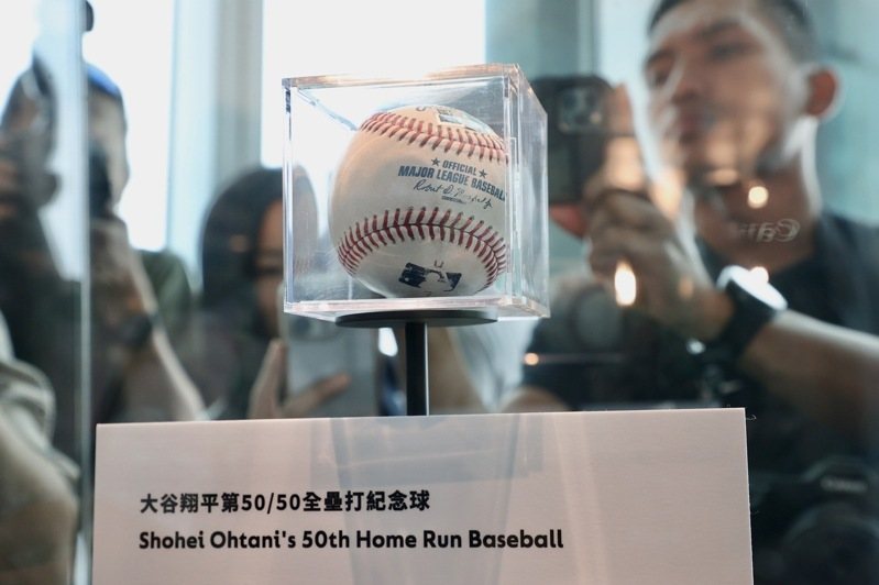 大谷翔平創紀錄的「50轟50盜」紀念球在台北101展出亮相。 聯合報系資料照