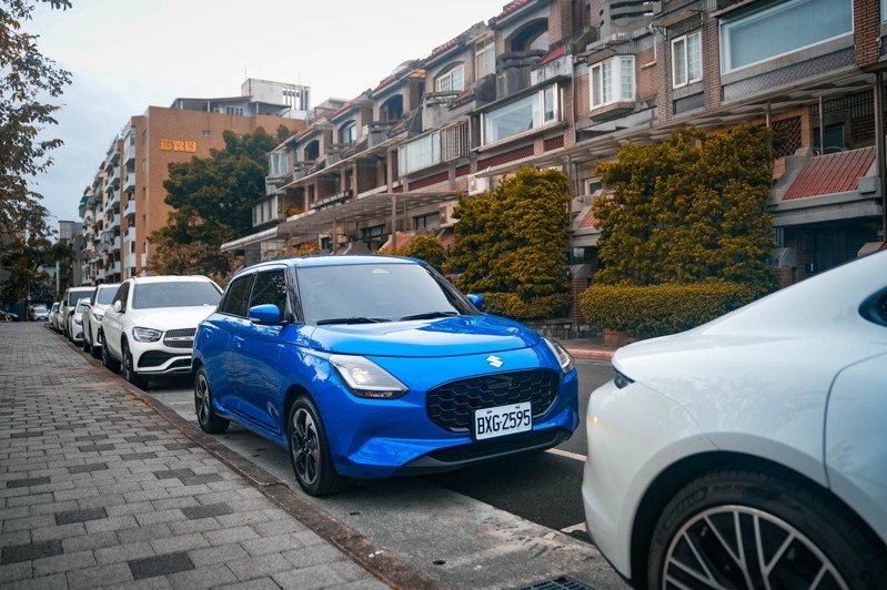 路上清一色都是黑、白、銀，而SUZUKI SWIFT繽紛車色正是美化市容最佳選擇。 胡鄒／攝影