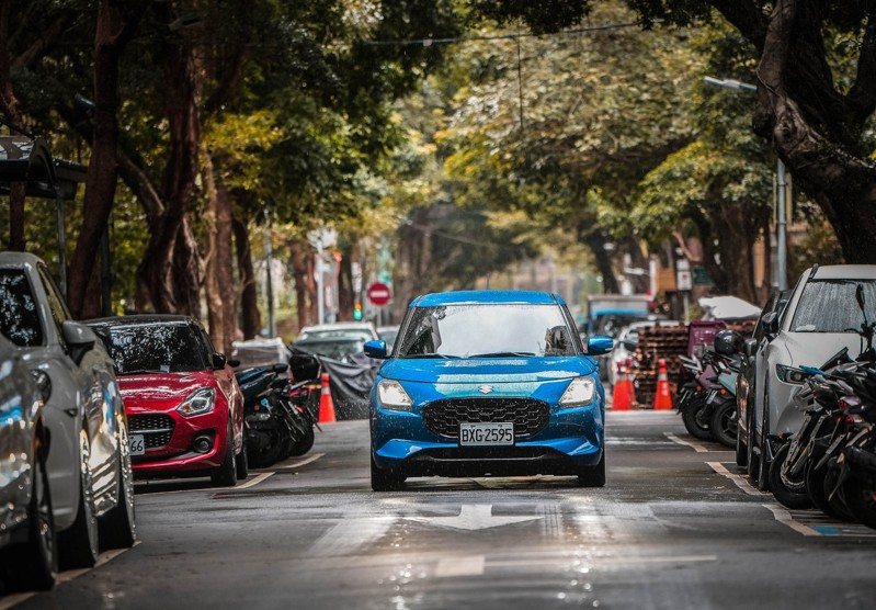 在壅擠的巷弄內SUZUKI SWIFT靈巧的車身能自由穿梭。 胡鄒／攝影