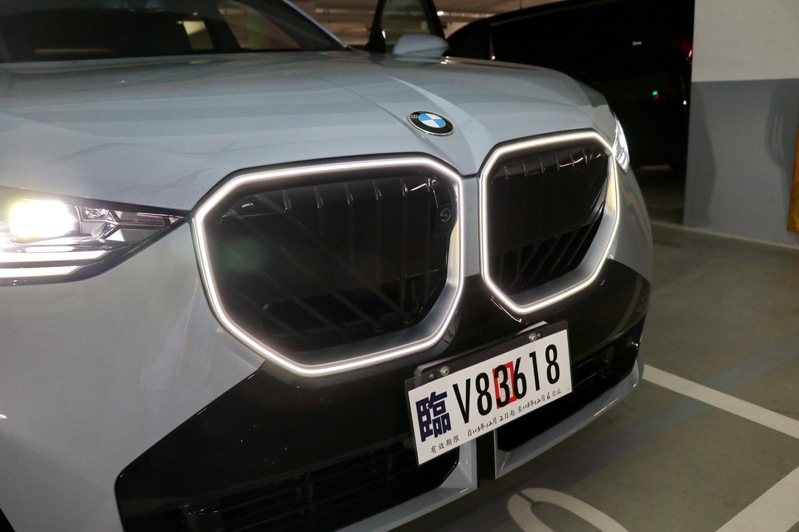 BMW Iconic Glow輪廓照明。 記者陳威任／攝影