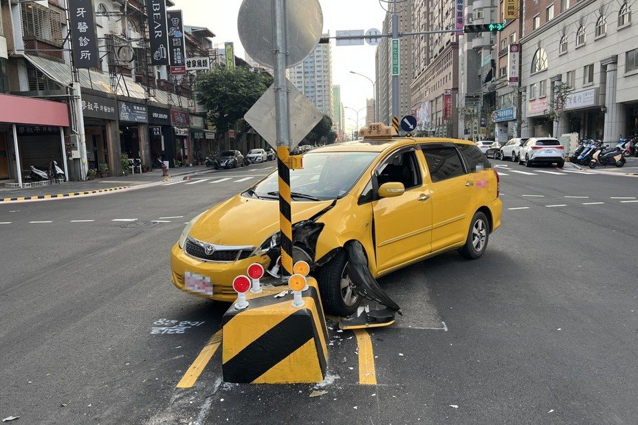 台中2個月16車自撞！消基會建議行人庇護島應增反光條