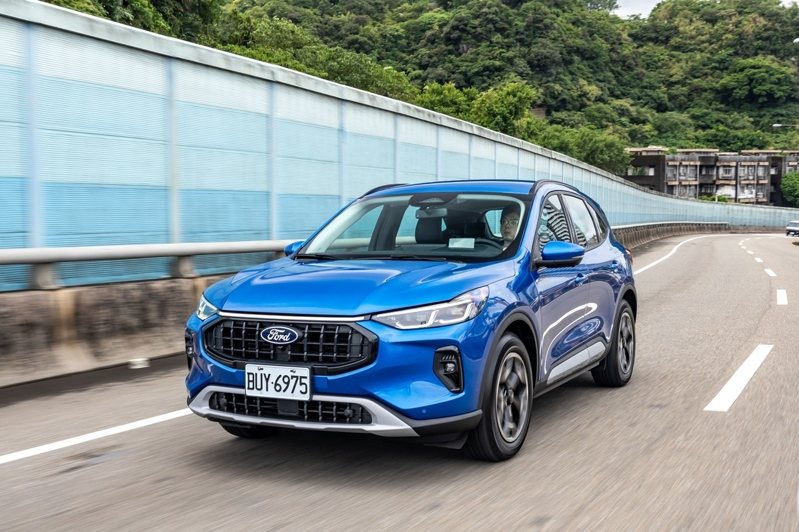 The All-New Ford Kuga提供全新1.5T／2.0T EcoBoost ® MPC模組化引擎兩種動力編成，並換裝源自Lincoln Corsair之全新8速自排變速箱，展現同級最佳的操駕樂趣及性能表現。 圖／福特六和提供