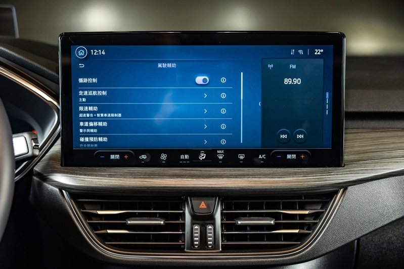 車主受訪時表示，The All-New Ford Kuga本次新增的「Ford Pixel AI預判型動態照明系統」、「AGR-Premium人體工學麂皮運動座椅」和「Ford Co-Pilot360 Vision 2.2全方位智駕預判輔助系統」三大配備，大幅提昇了Kuga的產品CP值。 圖／福特六和提供