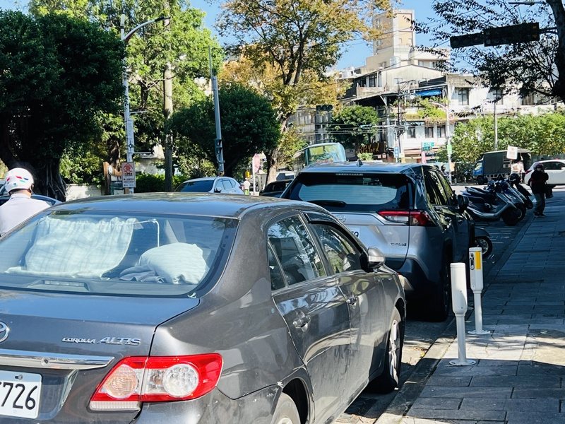 新竹縣竹東鎮的公有停車位中，去年7月起陸續建置路邊車位設置智慧柱，可透過攝影鏡頭記錄車輛停放時間，並將資訊即時上傳至後台系統。記者郭政芬／攝影