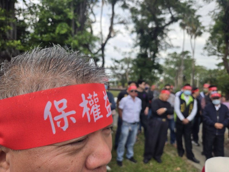 200位計程車司機今天下午頭綁布條，在小港機場對面的公園陳情，呼籲開放非機場計程車接送事先預約的乘客。記者王勇超／攝影