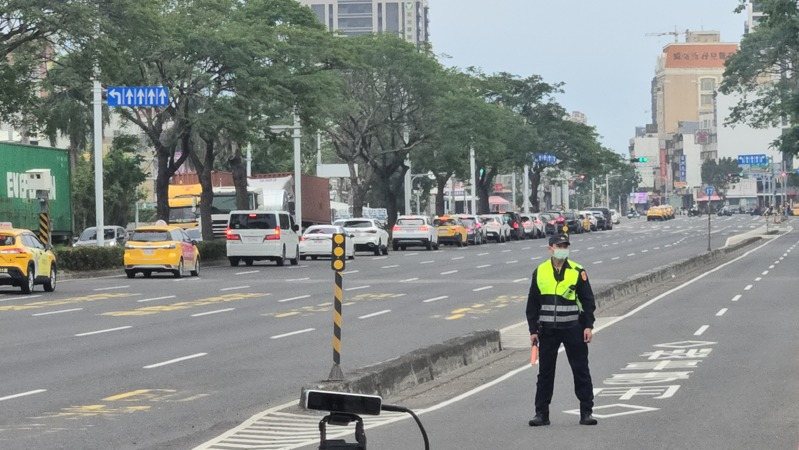 200輛參加陳情活動的計程車，今天下午排隊進入高雄機場，繞行外環道一圈。記者王勇超／攝影