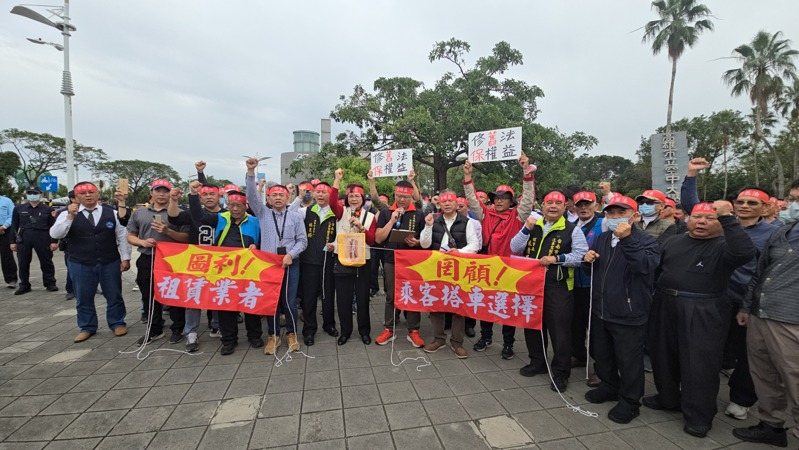 200位計程車司機今天下午在高雄小港機場對面的捷運站出口陳情，呼籲開放非機場計程車接送事先預約的乘客。記者王勇超／攝影