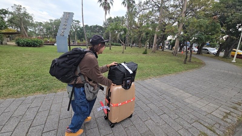 來自香港的旅客（圖）抱怨，從小港機場推行李走15分鐘到大業北路搭多元計程車，「太不方便」。記者王勇超／攝影