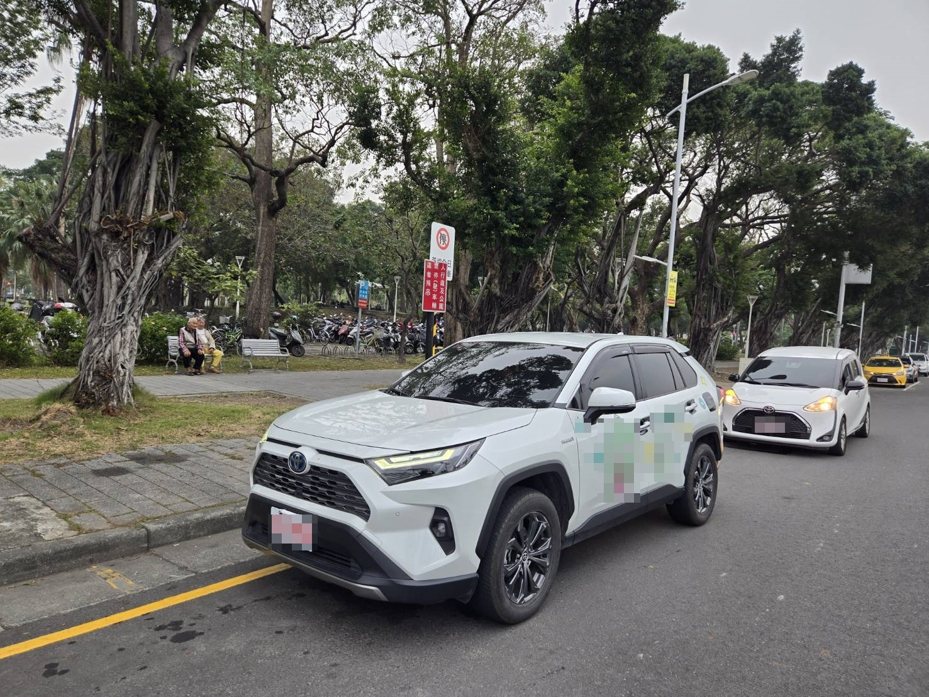 走路要15分鐘還只能停2輛車？高雄機場多元計程車停等區惹議！