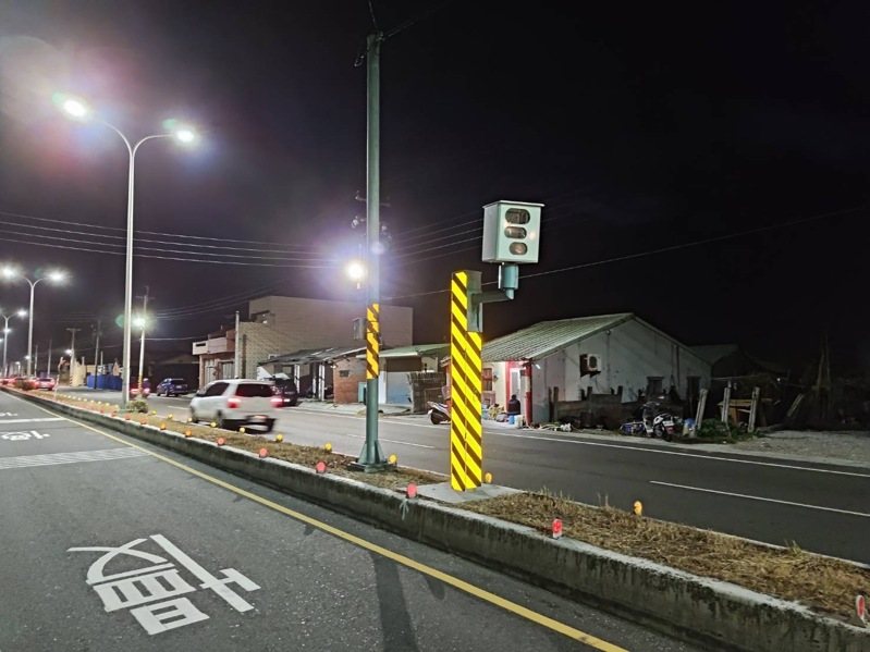 雲林縣闖紅燈和超速仍多，去年雙雙都破萬件，警方在5個鄉鎮市增設科技執法。記者蔡維斌／翻攝