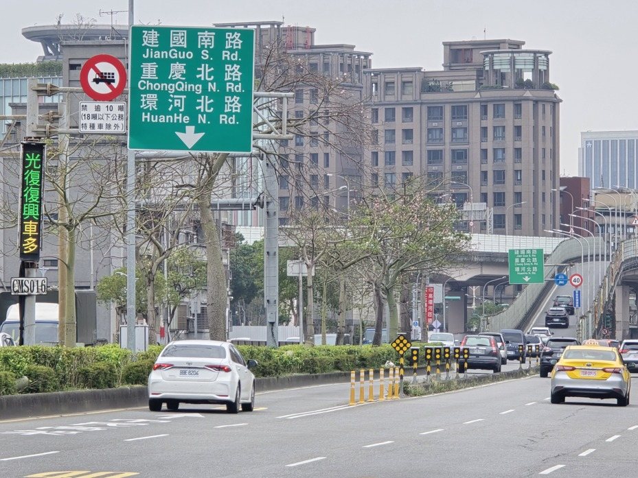 市民高架部分匝道封閉！駕駛怨平面塞車　台北市交通局：試辦觀察檢討