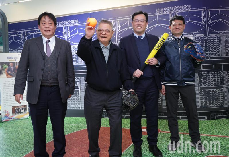 中國文化大學今天舉辦棒球隊60周年特展，教育部體育署署長鄭世忠（右二）、榮登台灣棒球名人堂的文化大學董事彭誠浩（左二）、文化大學校長王子奇（左一）及體育室主任黃士魁（右一）一起開球揭幕。記者潘俊宏／攝影