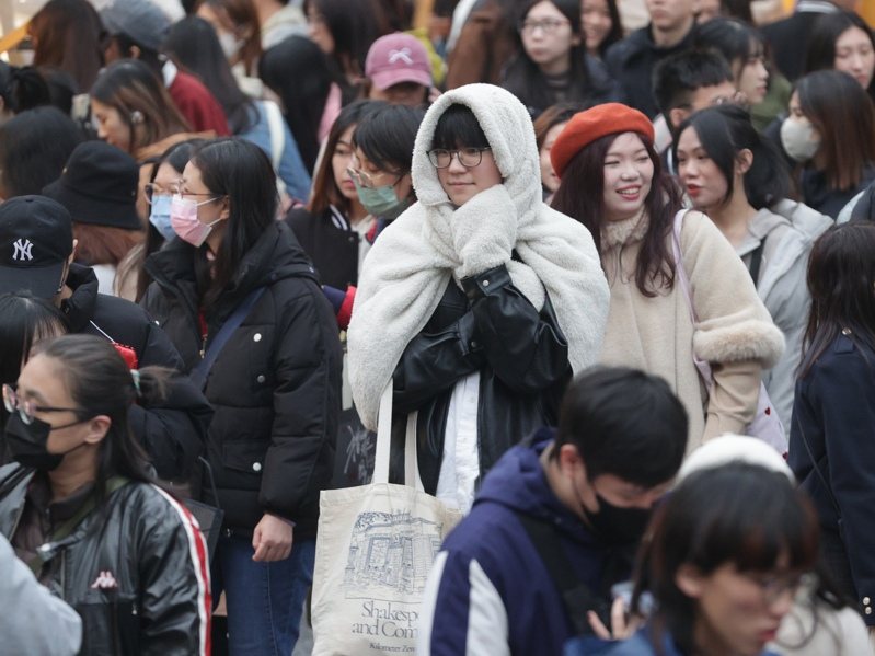 強烈大陸冷氣團影響，各地氣溫明顯偏低。本報資料照片