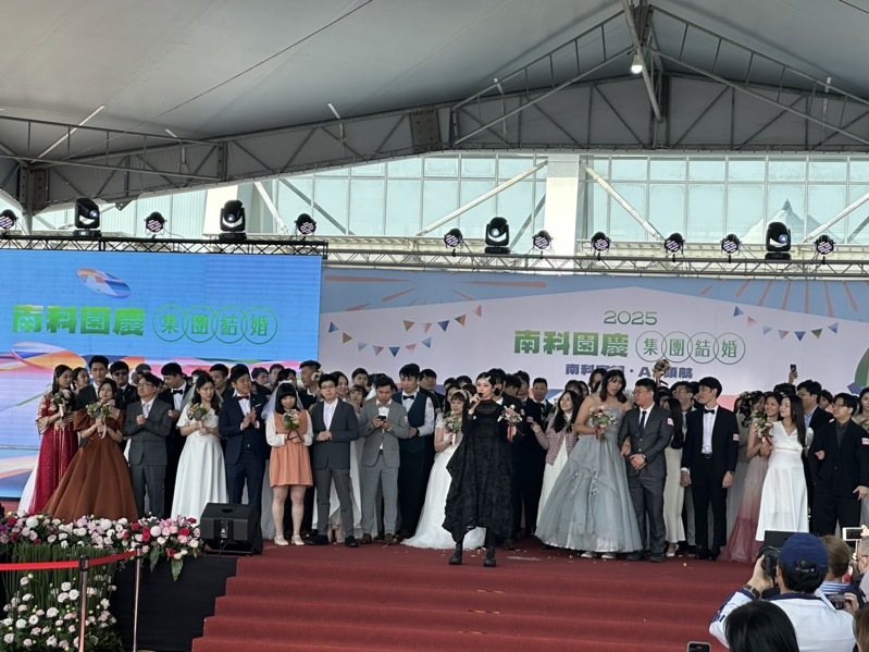 南科園區今天29周年慶，66對新人歡喜結婚。記者周宗禎／攝影