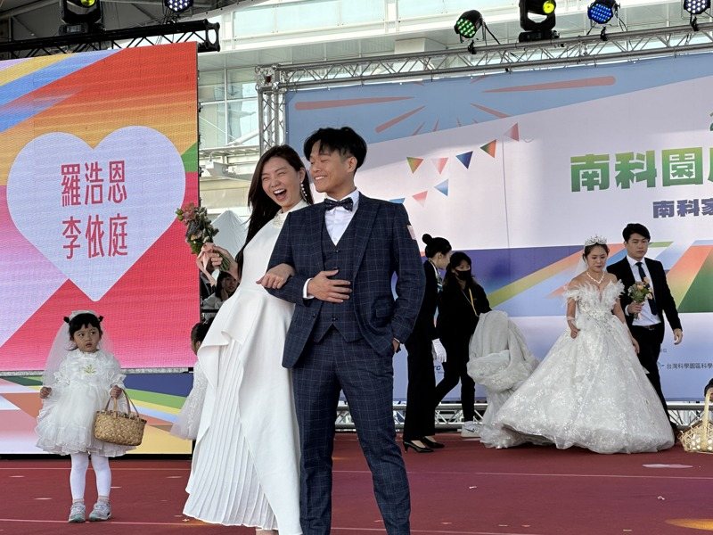 南科園區今天29周年慶，66對新人歡喜結婚。記者周宗禎／攝影