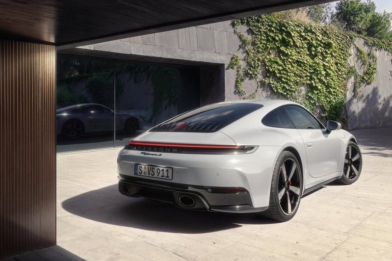 全新911 Carrera S以最大馬力480 PS（353 kW）的3.0 升六缸水平對臥雙渦輪增壓引擎與更豐富的標準配備，展現更強悍的性能與駕駛動態表現。 圖／Porsche提供