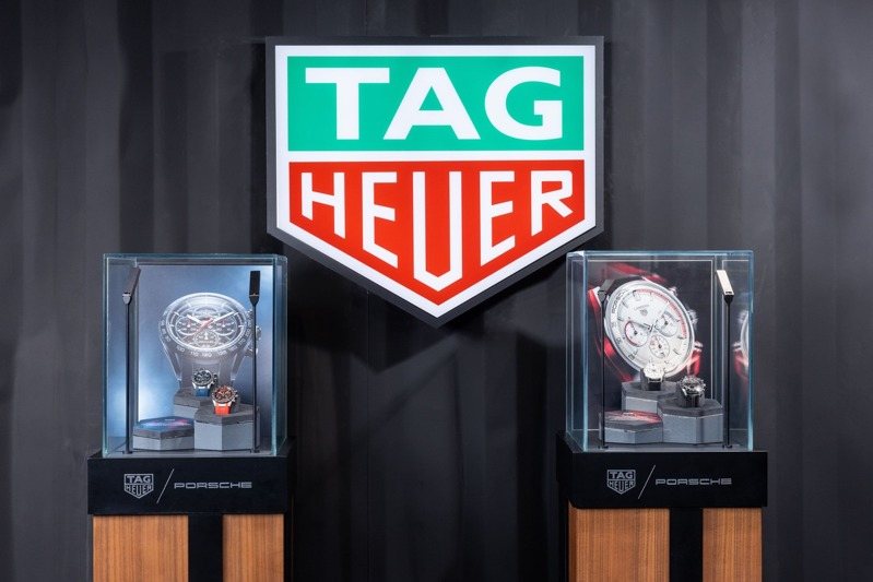 TAG Heuer泰格豪雅x Porsche保時捷聯合特展於板橋大遠百盛大登場，現場展出多款聯名腕錶。 圖／TAG Heuer 泰格豪雅提供