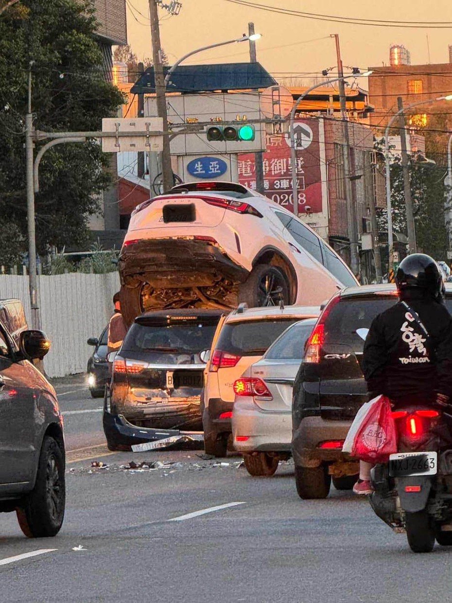 直接將前車鏟起！中壢往觀音5車連環撞 上班時間大堵車